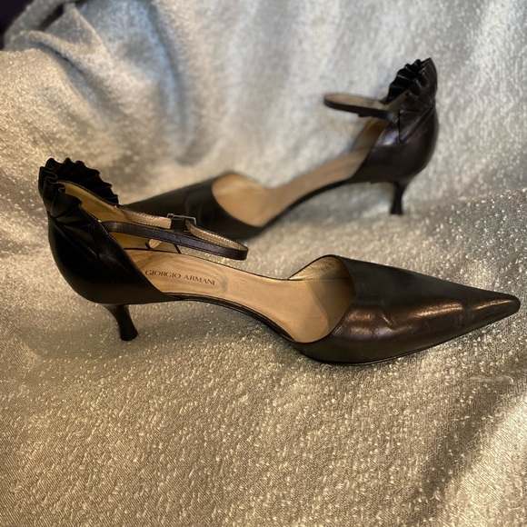 Giorgio Armani Leather Scalloped Accent 2" pumps w/logo charm size 40 - Picture 14 of 16